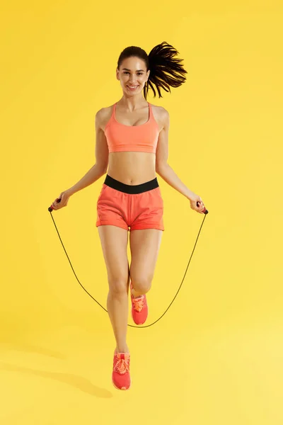 피트 니스. 로프를 건너 뛰는 와 점프 연습을하고 행복한 여자 — 스톡 사진