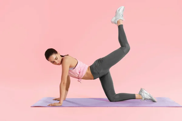 Fitness kvinna gör hip Workout utövar på yogamatta på Studio — Stockfoto