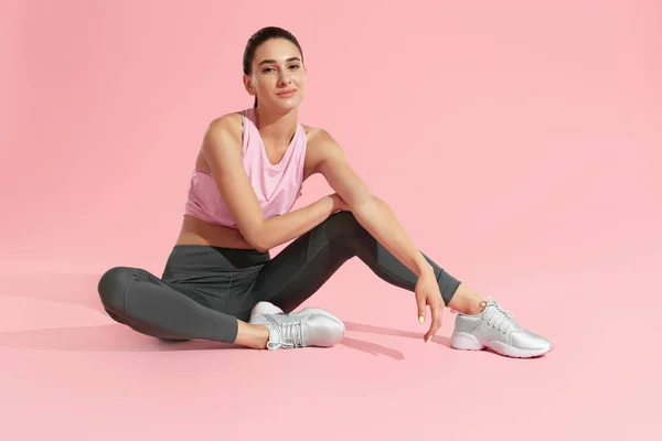 Fitness mulher modelo na moda sportswear no fundo rosa — Fotografia de Stock