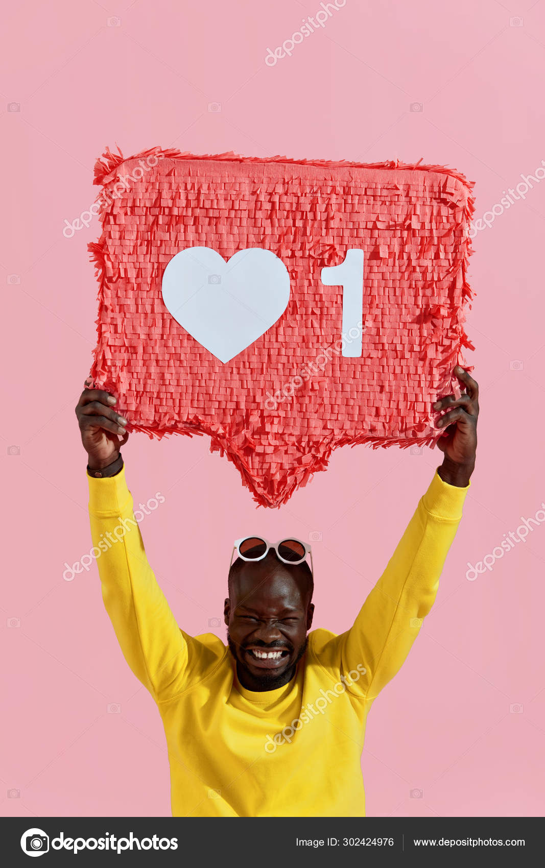 という感じで ピンクのハートアイコンピナタのように保持する幸せな黒人 ストック写真 C Puhhha
