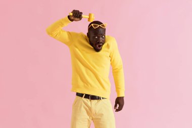 Komik siyah adam sarı, portre üzerinde çekiç ile baş dayak