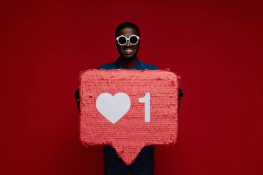 Kırmızı arka plan üzerinde simge gibi sosyal medya ile Mutlu siyah adam