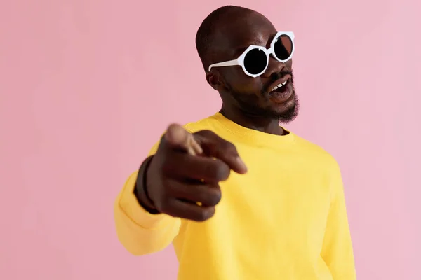 Moda. Hombre negro feliz en gafas de sol y retrato de sudadera —  Fotos de Stock