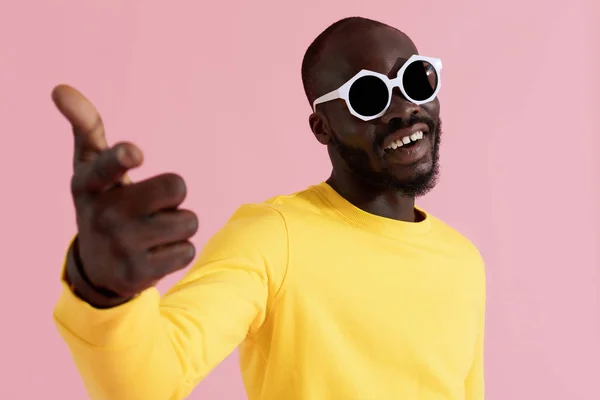 Moda. Hombre negro feliz en gafas de sol y retrato de sudadera — Foto de Stock