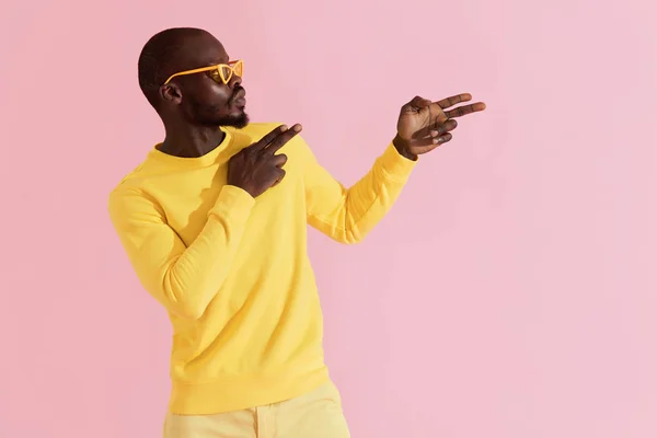 Moda. Hombre negro en gafas de sol con estilo y retrato de ropa — Foto de Stock