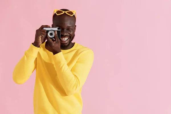 Fotógrafo de homem feliz com câmera de foto no fundo colorido — Fotografia de Stock