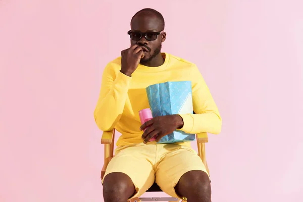 Hombre viendo películas en gafas de cine, comiendo palomitas de maíz retrato — Foto de Stock