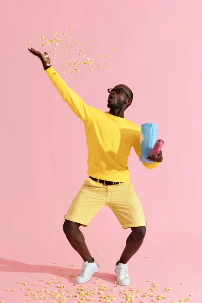 Hombre feliz en gafas de cine divertirse lanzando maíz pop en el aire — Foto de Stock