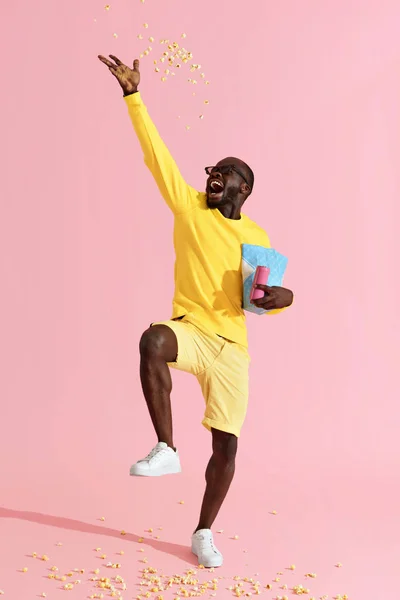 Sinema gözlüklü mutlu adam havada pop mısır atma eğlenceli — Stok fotoğraf