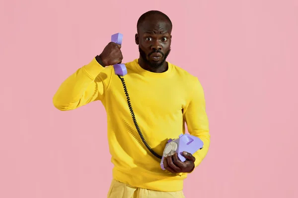 Hombre negro sorprendido hablando en retrato de teléfono retro — Foto de Stock