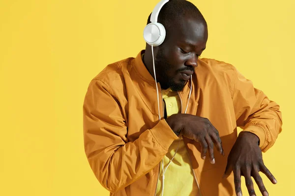 Hombre con auriculares escuchando música, bailando retrato de cerca — Foto de Stock