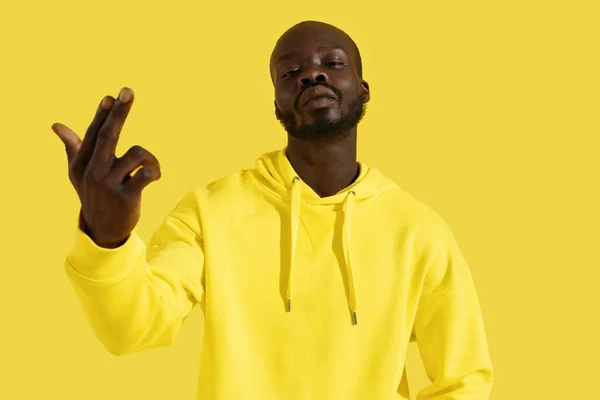 Retrato de moda hombre negro en ropa amarilla sobre fondo de color — Foto de Stock