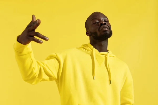 Retrato de moda hombre negro en ropa amarilla sobre fondo de color — Foto de Stock