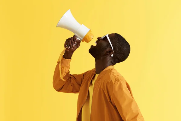 Publicidade. Homem gritando anúncio no retrato megafone — Fotografia de Stock