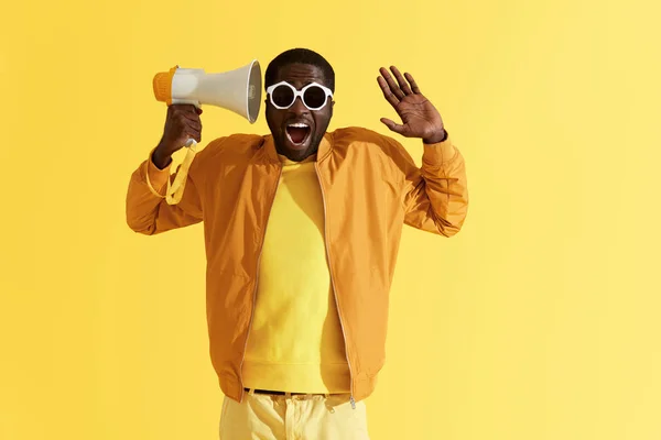 Hombre negro feliz con megáfono que se divierte, retrato de estudio — Foto de Stock