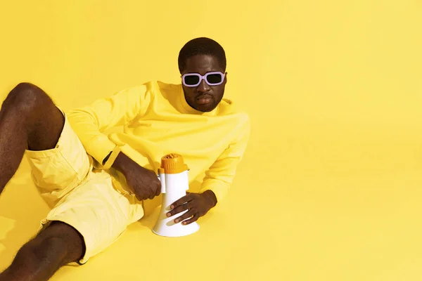 Mode. Zwarte man in stijlvolle kleren, zonnebril met megafoon — Stockfoto