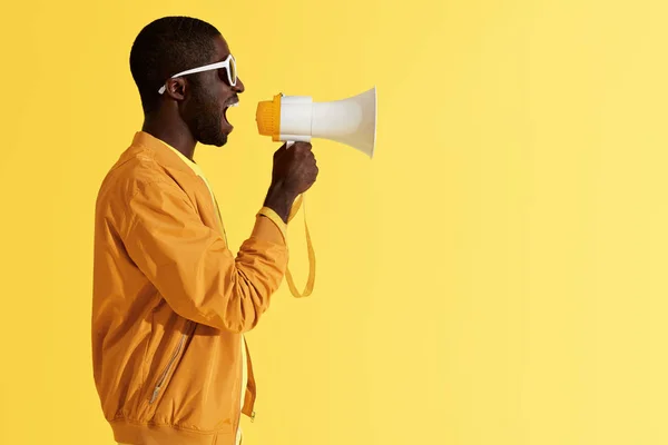 Publicidade. Homem gritando anúncio no retrato megafone — Fotografia de Stock