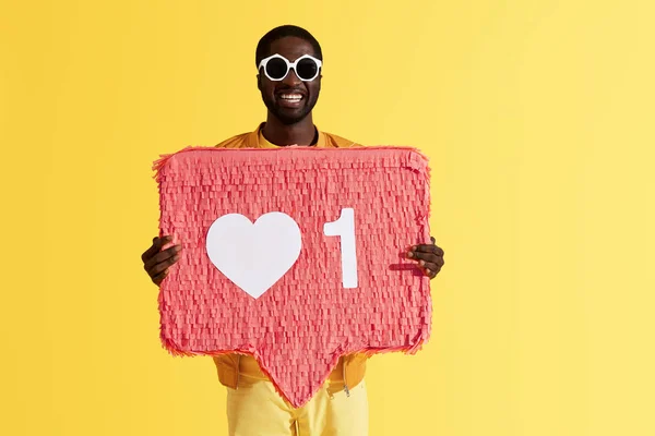 ¿Cómo? Hombre negro sonriente con icono, retrato de piñata de corazón — Foto de Stock