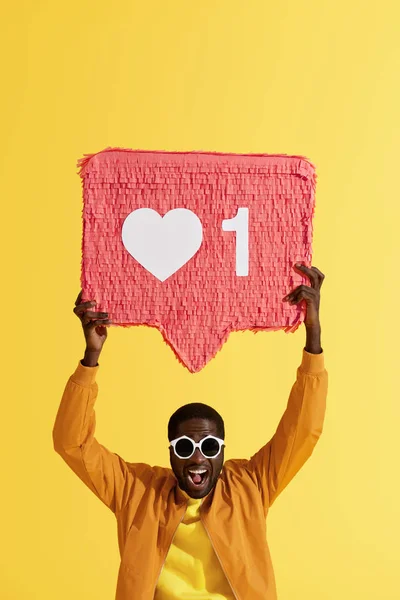 ¿Cómo? Hombre negro sonriente con icono, retrato de piñata de corazón —  Fotos de Stock