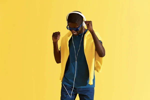 Hombre con auriculares escuchando música y bailando retrato — Foto de Stock
