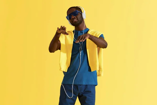 Man in headphones listening music and dancing portrait — Stock Photo, Image