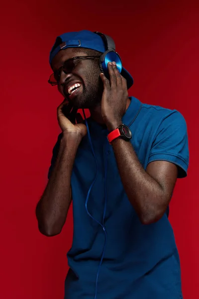 音楽を聴き、肖像画を歌うヘッドフォンの黒人男性 — ストック写真
