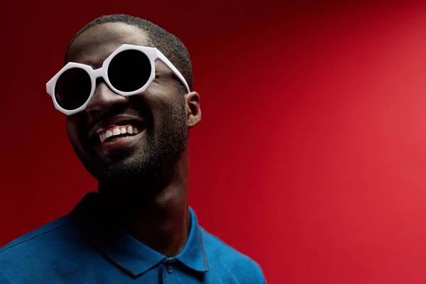 Moda. Hombre negro sonriente en gafas de sol sobre retrato de fondo — Foto de Stock