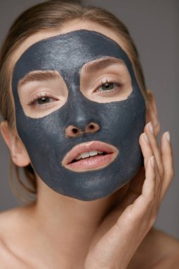 Cilt bakımı. Kozmetik spa kil maskesi closeup ile kadın yüz