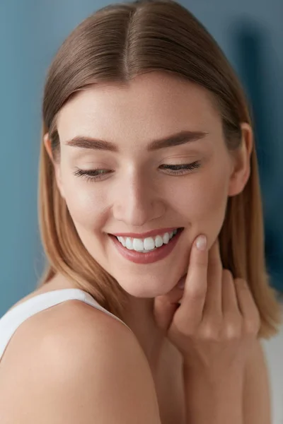 Schoonheid portret van lachende vrouw met witte tanden glimlach — Stockfoto