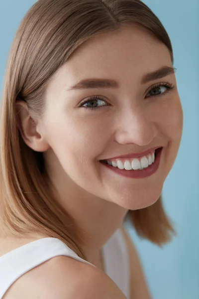 Усміхнена жінка з красивим обличчям і білими зубами посмішка крупним планом — стокове фото
