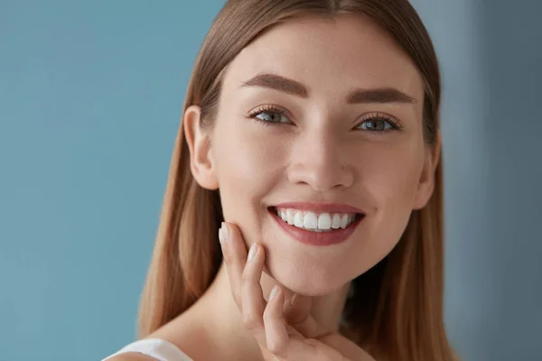 Retrato de beleza de mulher sorridente com dentes brancos sorriso — Fotografia de Stock