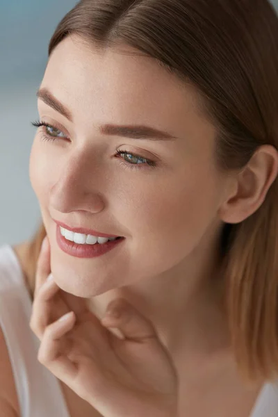 Mujer sonriente con cara de belleza y dientes blancos sonrisa primer plano —  Fotos de Stock