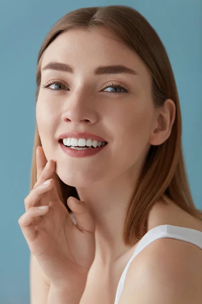 Schoonheid portret van lachende vrouw met witte tanden glimlach — Stockfoto