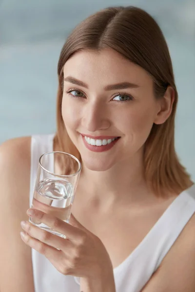 Kvinna med glas friskt vatten i vitt porträtt — Stockfoto