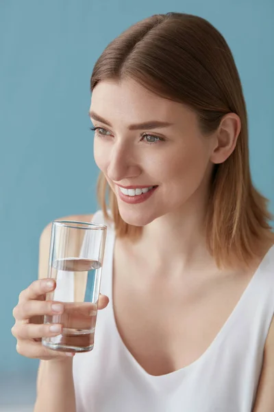 Drinkwater. Lachende vrouw drinkwater uit glas portret — Stockfoto