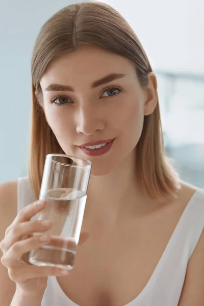 Drink. Kvinna dricker färskt rent vatten från glas porträtt — Stockfoto