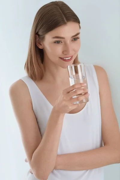 Drink. Kvinna dricker färskt rent vatten från glas porträtt — Stockfoto