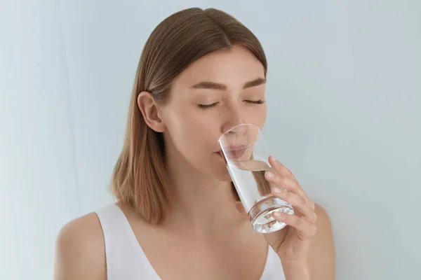Minumlah. Wanita minum air tawar murni dari potret kaca — Stok Foto