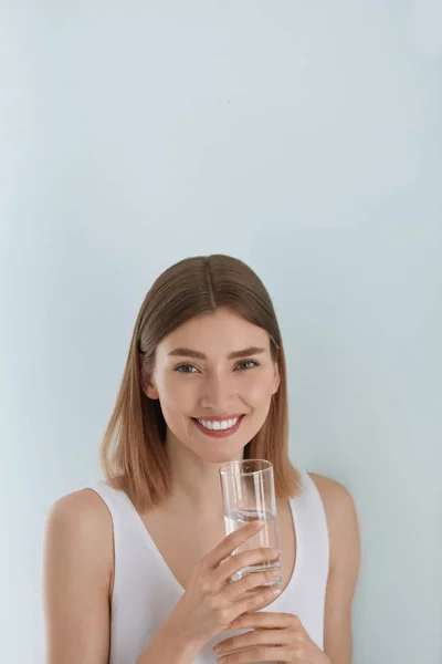 Mujer con vaso de agua dulce en retrato blanco — Foto de Stock
