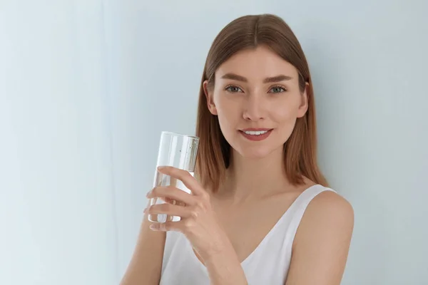 Mulher com copo de água doce em retrato branco — Fotografia de Stock