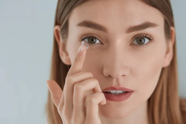 Neem contact op met eye lens. Vrouw het toepassen van ogen contacten op ogen close-up — Stockfoto