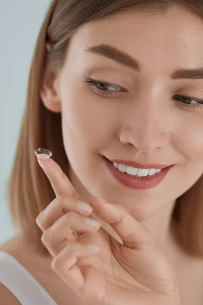 Cura degli occhi. Donna sorridente con lente per occhi a contatto sul primo piano delle dita — Foto Stock