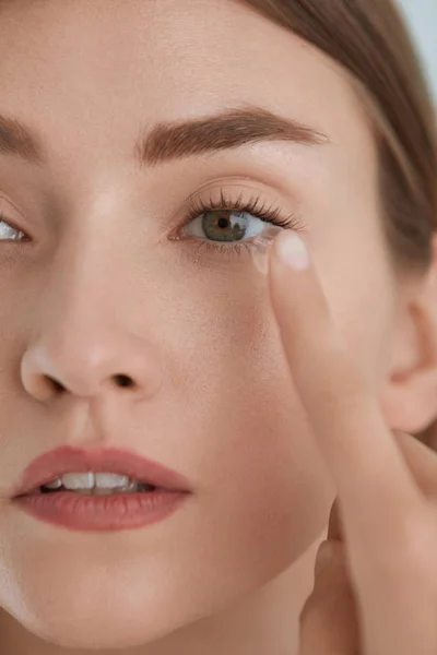 Contact eye lens. Woman applying eye contacts on eyes closeup — Stock Photo, Image