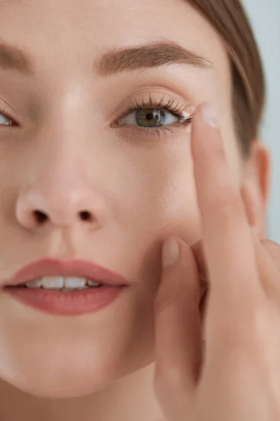 Contact eye lens. Woman applying eye contacts on eyes closeup — Stock Photo, Image