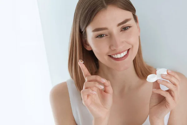 Lente ocular. Mujer sonriente con lentes de contacto y contenedor — Foto de Stock