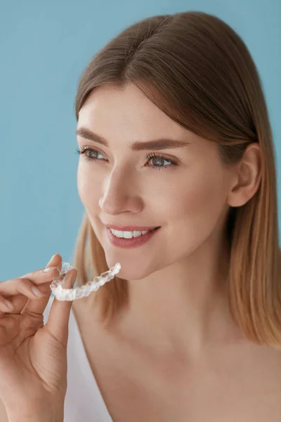Sbiancamento dei denti. Donna con denti sani utilizzando bretelle rimovibili — Foto Stock