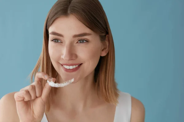 Sbiancamento dei denti. Donna con denti sani utilizzando bretelle rimovibili — Foto Stock