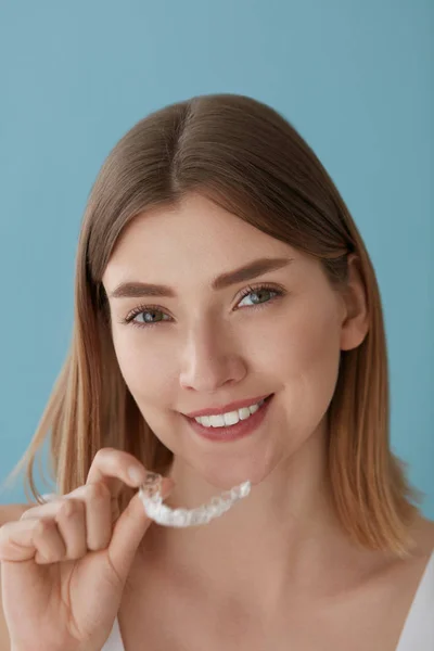 Tanden bleken. Vrouw met gezonde tanden met afneembare bretels — Stockfoto