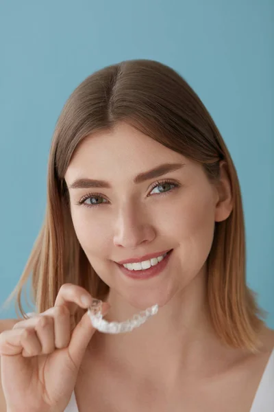 Teeth whitening. Woman with healthy teeth using removable braces — Stock Photo, Image