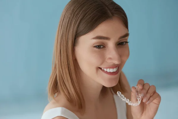 Wybielanie zębów. Kobieta z zdrowych zębów za pomocą wymiennych szelki — Zdjęcie stockowe